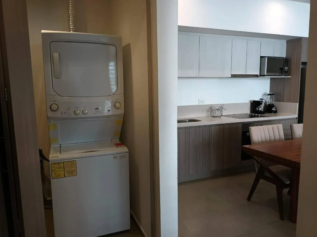 One Bedroom, Great Location Steps From The Beachh, Beautiful Roof Top View Playa del Carmen Messico